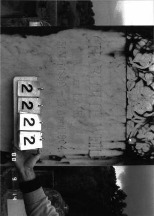 Grabstein 2222 (Index: 100097279) Maße HxBxT: 211x68x34 cm: Grabstein 2222 (Detailaufnahme)