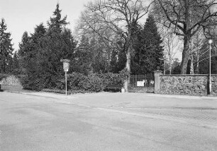 Sachgesamtheit Friedhof mit Einfriedung, Aussegnungshalle und Grabsteinen; Hanau, Baumweg 10, Steinritsche
