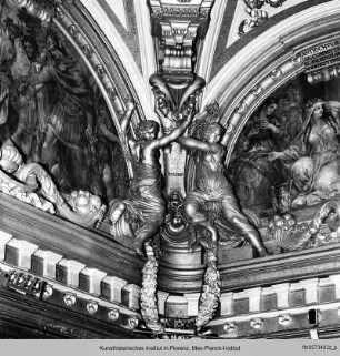 Innendekoration : Eckdekoration mit weiblichen Figuren