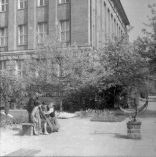 Musikstudenten vor dem Gebäude der Hochschule für Musik "Carl Maria von Weber" Dresden, Blochmannstraße 2-4