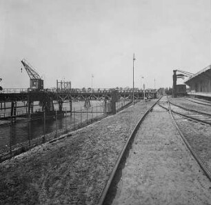 Verladebrücke im Petroleumhafen : Technikgeschichte | Technologie | Erdölindustrie | Tankanlage Neuhof bei Hamburg | Deutsche Erdöl AG