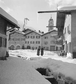 Mittenwald, Oberbayern, Kirchgang am Wintermorgen