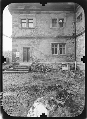 Marksuhl. Schloß (1587/1591, Ausbau 1613/1616 und 1741/1743). Hauptgebäude. Hofansicht mit Eingang
