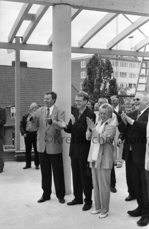 Kreishandwerkerschaft: Bad Oldesloe, Mommsenstraße: Verwaltungsgebäude: Richtfest: Geschäftsführer Adelbert Fritz, Bürgermeister Philipp Wrieden, Kreispräsidentin Ursula Stielau, Präses der Handwerkskammer Peter Burgdorff und Gäste auf Rohbau: 25. Juli 1999