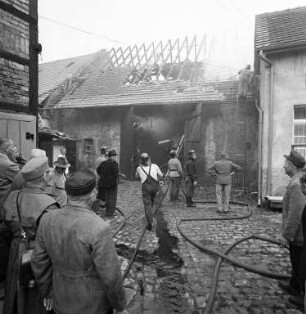 Brand in einem landwirtschaftlichen Anwesen in Grötzingen nach Blitzeinschlag.