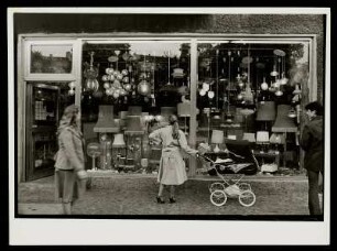 Vor dem Schaufenster eines Fachgeschäfts für Lampen und Beleuchtung