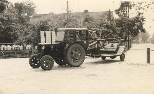 Traktor mit Mähmaschine in Steinitz : Traktor ze syčawu w Šćeńcy