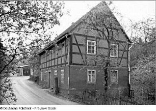 Scharfenberg, Wohnstallhaus : Scharfenberg. Wohnstallhaus mit Einfriedung
