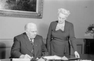 Reportage: Präsident Wilhelm Pieck im Schloss Niederschönhausen : Wilhelm Pieck mit seiner Tochter Elly Winter am Schreibtisch