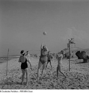 Volleyballspiel am Ostseestrand