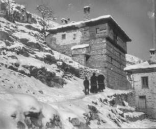 Berghang : Gebäude an einem schneebedecktem Berghang.