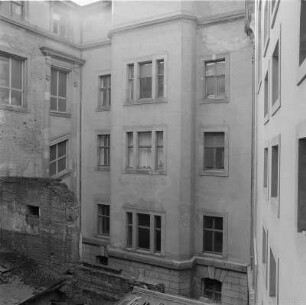 Dresden-Altstadt, Ständehaus, großer Innenhof mit Einbauten. Blick vom Ostflügel zum Westflügel