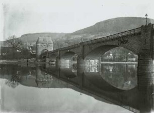 Miltenberg, Mainbrücke : Miltenberg. Mainbrücke mit Brückentor. Ansicht vom rechten Mainufer