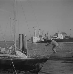 Stralsund. Hafen, im Vordergrund Segelschiff, im Hintergrund weitere Schiffe
