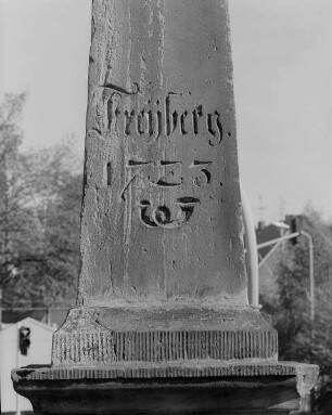 Postmeilensäule. Sandstein. 1723. Detail: Inschrift mit Datierung. Freiberg, Meißner Gasse