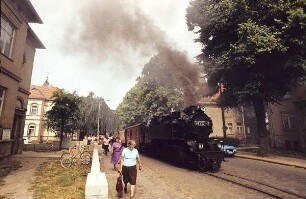 Bad Doberan, Goethestraße. Bäderbahn Molli (dampfbetriebene Schmalspurbahn) aus Heiligendamm kommend