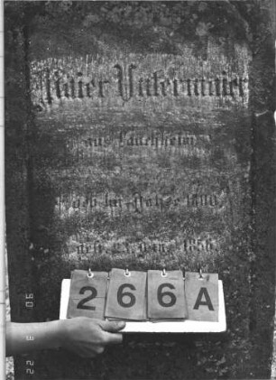 Grabstein 266 (Index: 100009255) Zustand: Vorderseite: größere Teile abgeblättert, Rückseite: leicht verwittert Maße HxBxT: 144x68x30 cm: Grabstein 266A