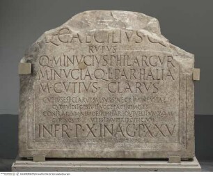 Stelenfragment mit Grabinschrift "Q(uintus) CAECILIVS Q[]... // RVFVS..."