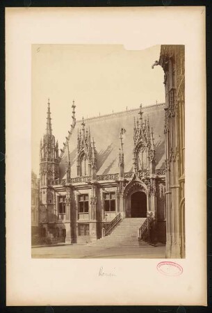 Justizpalast, Rouen: Ehrenhof, Ansicht Ostfassade mit Aussentreppe