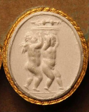 Cupido und Psyche tragen einen mit Früchten und Blumen gefüllten Korb (Daktyliothek, Das Alterthum nach Lippert und Visconti)