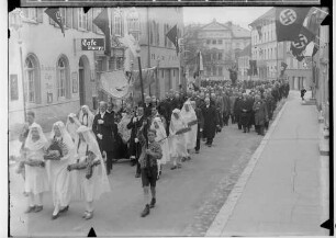 Fidelisfest in Sigmaringen 1936; Prozession in der Antonstraße, am linken Bildrand Cafe Stumpp, im Hintergrund Prinzenpalais; im Mittelpunkt Monstranz