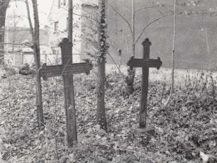 Grabkreuze für Johanne Chr. Quassnige (gest. 1885) und Johann C. G. Quassnige