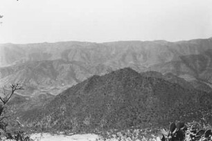 Am Altipianorand : Blick von einer Hochebene (ital. altipiano) in eine Berglandschaft in Eritrea