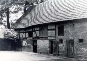 Wirtschaftsgebäude in Kolkwitz : Bauwesen - Wirtschaftsgebäude und Gehöfte. Ort: Gołkojce / Kolkwitz. Schulstraße Haus Nr. 3, Gebohlter, untermauerter Fachwerkschuppen.