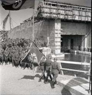 Richtfest des Großbunkers für deutsche U-Boote im Hafen von Saint-Nazaire an der französischen Atlantikküste