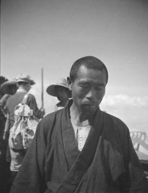 Lastenträger des Fotografen auf dem Weg zum Gipfel des Fuji-san : Aufnahme während einer Rast