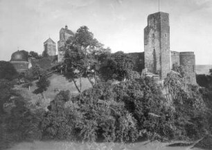 Stolpen. Burg. Schösserturm (1476/1487), Johannisturm (1509), Seigerturm (um 1509) und Siebenspitzenturm (1451/1476) von Nordwest
