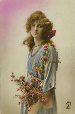 [Frau mit Blumenstrauß und Ranke]