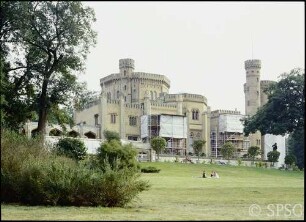 Potsdam, Schloss Babelsberg, Ansicht der Vorderseite (mit Rüstungen).