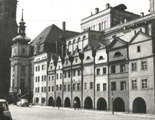 Polen. Legnica (Liegnitz). Marktplatz. Rathaus (18. Jahrhundert, links) und Bürgerhäuser, sogenannte "Heringsbuden", dahinter Theater