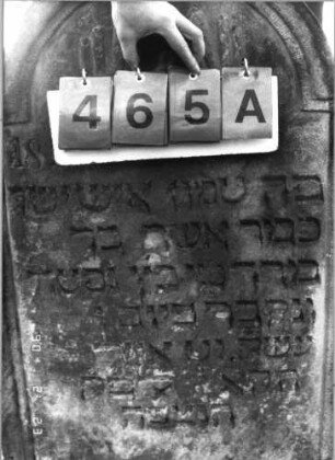 Grabstein 465 (Index: 100115551) Material: Sandstein Zustand: verwittert Maße HxBxT: 91x55x10 cm Beschreibung: Stele mit eingezogenem Rundbogenabschluß, eingetieftes Schriftfeld Symbolik: Cohanim-Hände: Grabstein 465A