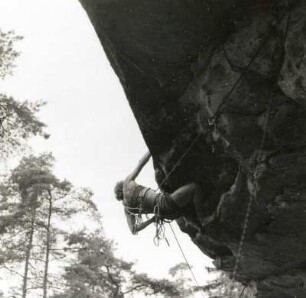 Sächsische Schweiz. Brand, Großer Halben. Bernd Arnold am "Kindertraum", Erstbegehung 28. Juli 1982