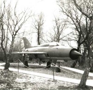 Peenemünde. Historisch-Technisches Informationszentrum, Allwetter-Abfangjagdflugzeug MiG-21 PFM (1966; Startmasse 9,7 t, Höchstgeschwindigkeit 1100 km/h, Gipfelhöhe 17000 m, Reichweite 1800 km)