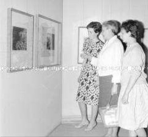 Oberschwester Ruth Neumann (Charité) besucht mit ihren Töchtern die Käthe-Kollwitz-Ausstellung in Berlin (Ost)