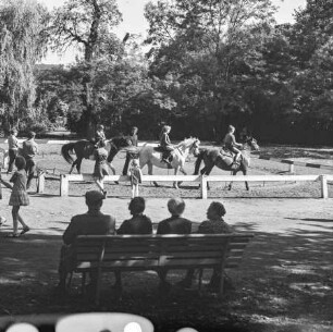 Ponyreiten im Volkspark Friedrichshain,1968. SW-Foto © Kurt Schwarz.