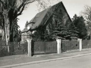 Radebeul. Wohnhaus, Gohliser Straße 10 (um 1920). Straßenansicht mit Tor
