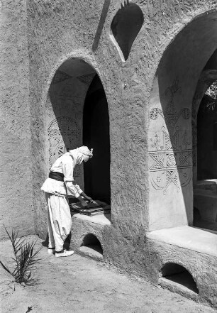 Hof eines Hotels : Mann auf dem Hof des Hotels "Ain el Fras"