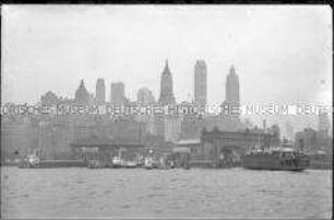 Blick vom Hochseepassagierdampfer "Bremen" auf den Hafen von New York und die Skyline von Lower Manhattan