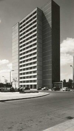 Berlin, Wallnerstraße. 17geschossiges Wohnhochhaus