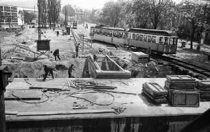 Bau der Unterführung unter der Durlacher Allee, die den Bahnhof Durlach mit dem Wohngebiet südlich der Durlacher Allee verbinden wird.