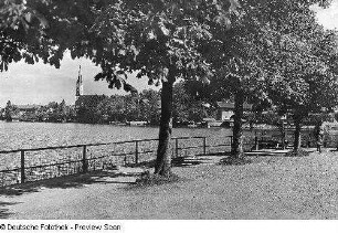 Blick von der Uferpromenade über den Schliersee gegen Turm der St.-Sixtus-Kirche