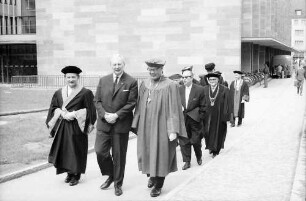 Freiburg: Audimax, Rektoratsübergabe, Professoren, Auszug des Lehrkörpers, Prorektor Prof. Bauer, Ministerpräsident Kiesinger, Magnifizenz Prof. Mitscherlich