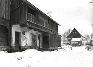 Elbsandsteingebirge. Hintere Sächsische Schweiz. Vorgebautes Obergeschoß an einem Bauernhaus. Vermutlich Hinterhermsdorf oder Saupsdorf. Winterbild