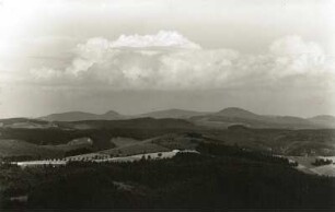 Lausitzer Gebirge (Lužické hory). Lausche und Tannenberg. Blick vom Wachberg nach Ostsüdost (Jedlová)