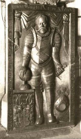 Grabstein für Tycho de Brahe. Brauner Marmor; Höhe 2 m. Prag (Praha), Kirche St. Maria vor dem Teyn
