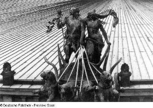 Pantherquadriga : Opernhaus. Pantherquadriga von Johannes Schilling
